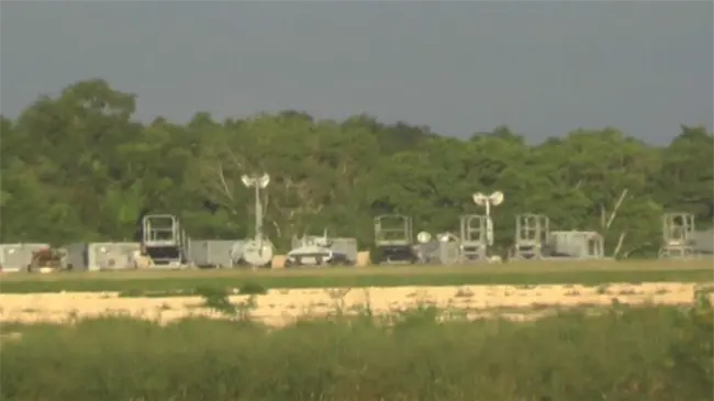 “Base militar de EU” en AILA; vehículos cisterna, sistemas comunicación, buses y maniobras militares en pista 17