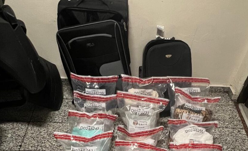 Acabadita de planchar! DNCD atrapa en el AILA a un francés con 55 prendas de vestir 