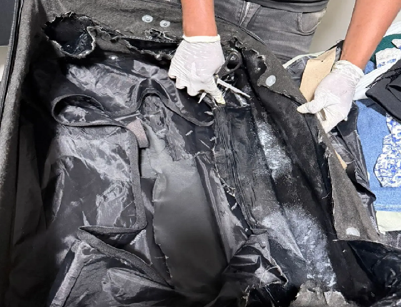 Interceptan en el AILA a una mujer que intentó viajar a España con cocaína camuflada en su equipaje