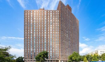 Alarma entre residentes edificio Alto Manhattan por contagio enfermedad legionaria; dominicanos viven en el lugar