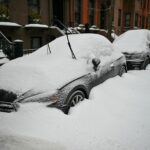 Calles NYC siguen resbaladizas y peligrosas por congelamiento; miles vehiculos atascados y viene otra tormenta