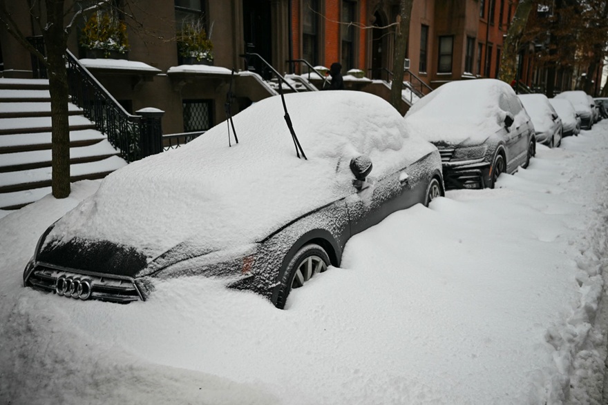 Calles NYC siguen resbaladizas y peligrosas por congelamiento; miles vehiculos atascados y viene otra tormenta