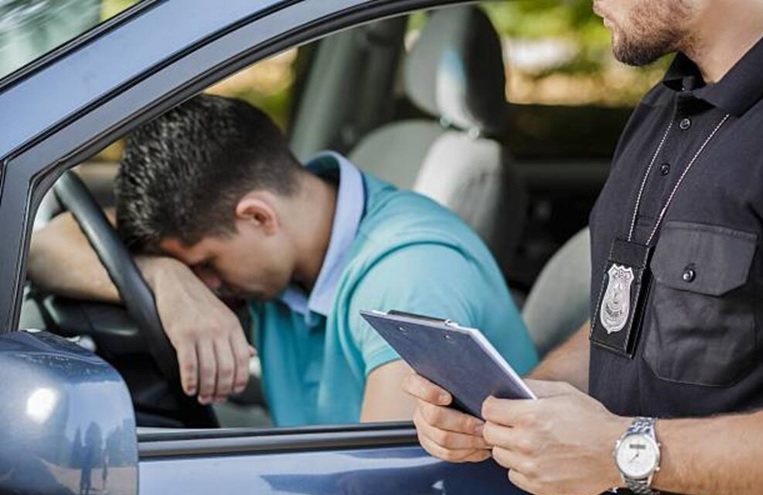 Conductores en NY, donde hay decenas de miles dominicanos, enfrentarán sanciones más severas en 2026