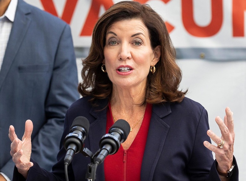 Gobernadora NY anuncia reducción costo seguros de autos; miles dominicanos se beneficiarán