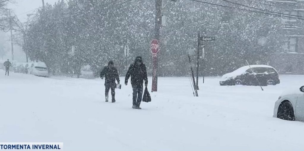 NYC arropada de hielo y nieve; continúa frío ártico; se reportan 5 muertos
