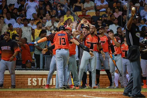 Aguilas resbalan otra vez en el estadio Cibao! Caen ante Toros y ponen en duda su pase a la final; Leones asegurados