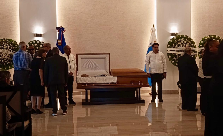 Cientos acuden al velatorio del político Ramón Alburquerque en Jardín Memorial; Abinader declara duelo nacional