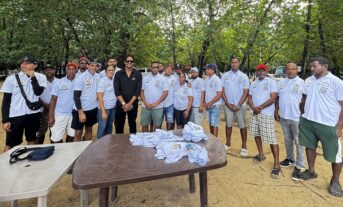 Empresario turístico Edwin García dona uniforme a la Asociación de Vendedores de Playa Calentón y Playa Grande