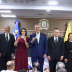 El presidente Abinader y la primera dama, los primeros en recibir la nueva cédula de identidad