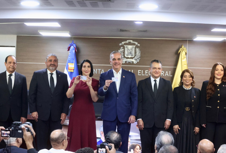 El presidente Abinader y la primera dama, los primeros en recibir la nueva cédula de identidad