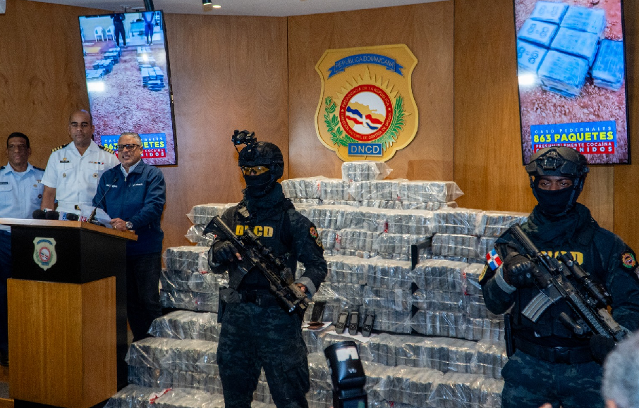 Qué golpe, cayó el 1ro. del año! Interceptan embarcación en costas Pedernales con 863 paquetes de cocaína; hay 2 presos