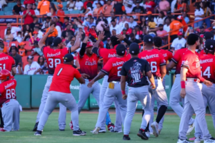 Toros al borde del precipicio! Un error en el inning 11 coloca al Escogido a un triunfo de retener campeonato