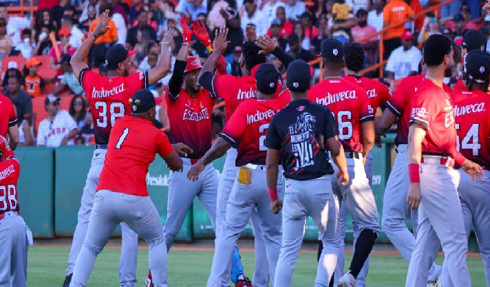 Los Leones del Escogido blanquean a los Toros y logran el bicampeonato; es la corona 18 de los rojos en Lidom