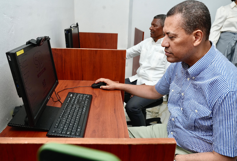 Indotel lleva fibra óptica y formación digital a Hondo Valle con nueva Sala Digital