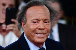 De ídolo a truhan! Exempleadas de hogar en mansiones del cantante Julio Iglesias en RD y Bahamas lo acusan de agresión sexual