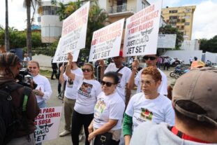 Juicio a dueños siniestrada discoteca Jet Set inicia con decenas familiares de afectados pidiendo justicia en las afueras