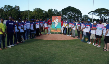 Reconocen en Puerto Plata a peloteros de Grandes Ligas activos y retirados; ofrecen clínicas a niños