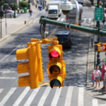 NYC DOT activará cámaras de semáforo en rojo en 50 nuevas intersecciones por semana hasta completar 600