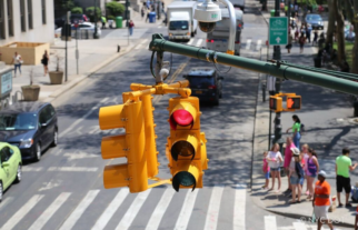 NYC DOT activará cámaras de semáforo en rojo en 50 nuevas intersecciones por semana hasta completar 600