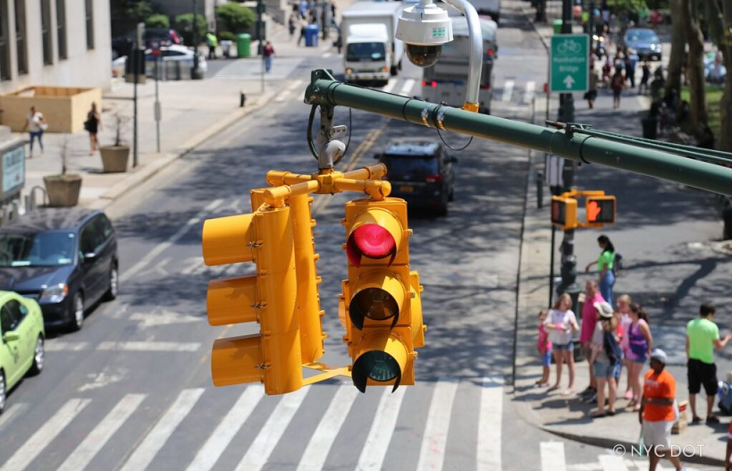 NYC DOT activará cámaras de semáforo en rojo en 50 nuevas intersecciones por semana hasta completar 600