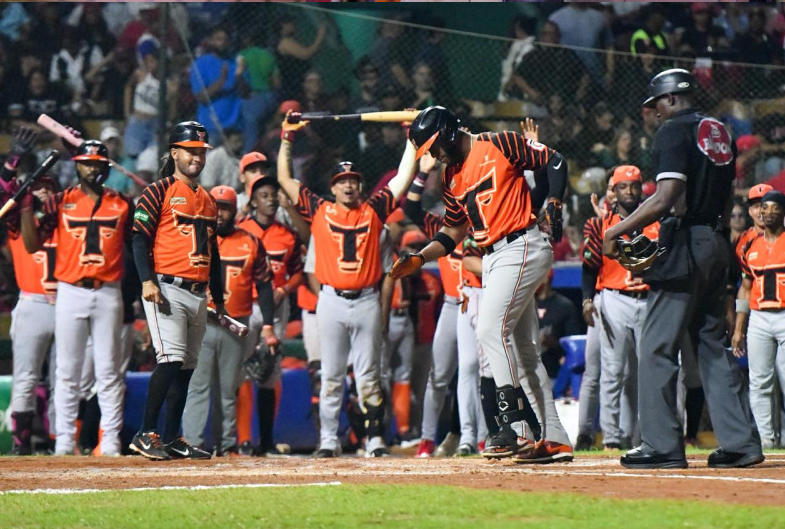 Los Toros frenan furia de los Leones y ganan 3-2 su primer partido de la Serie Final