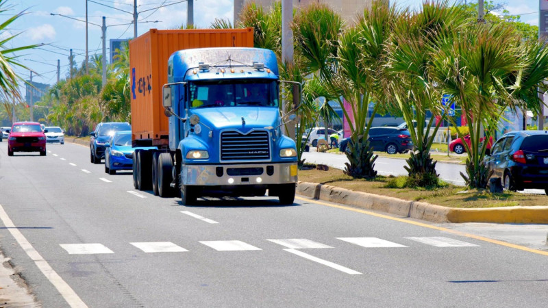 INTRANT establece multas de RD$10,000 para camiones y patanas circulen por carril izquierdo