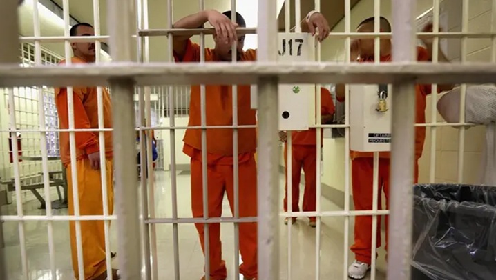 Avala política Trump mantener indocumentados sin acceso a fianza; alcalde NYC firma orden protección inmigrantes