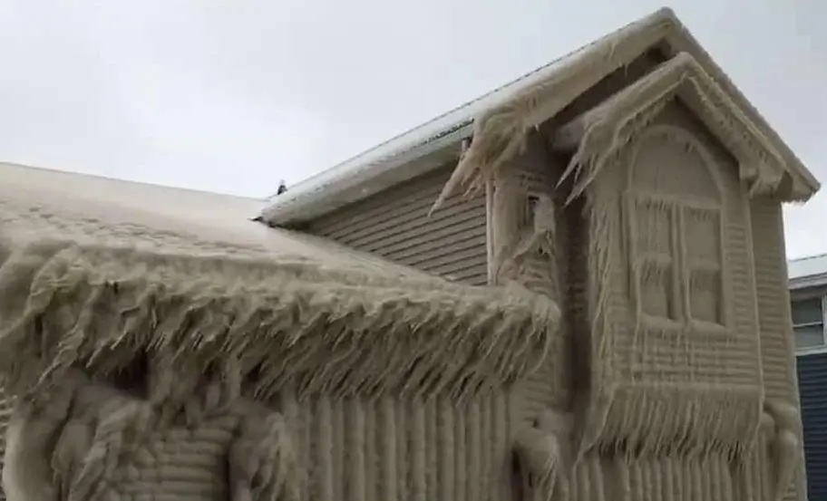 Derretimiento de hielo en azotea, edificios y puentes en NYC, un peligro al caer por “pegotes”