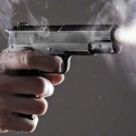 Desconocidos roban auto en Brooklyn con niño; hieren de bala hombre cambiaba neumatico en El Bronx