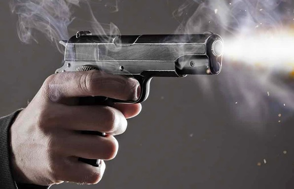 Desconocidos roban auto en Brooklyn con niño; hieren de bala hombre cambiaba neumatico en El Bronx