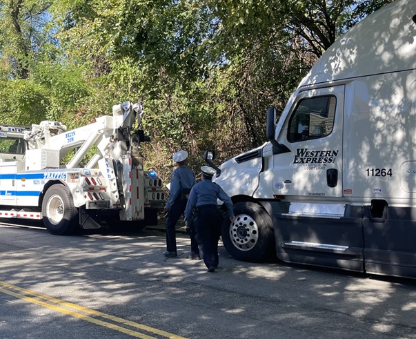 Exámen para manejar vehículos comerciales en EUA será en inglés; dominicanos serían afectados
