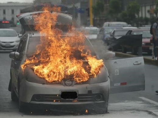 Heridos en el Alto Manhattan por disputa doméstica; incendian vehículo