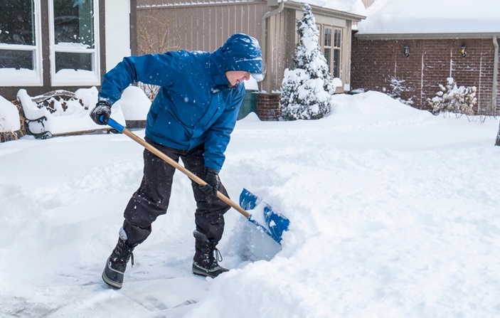 Multan a miles en NYC, entre ellos dominicanos, por no quitar nieve; alerta de nueva tormenta