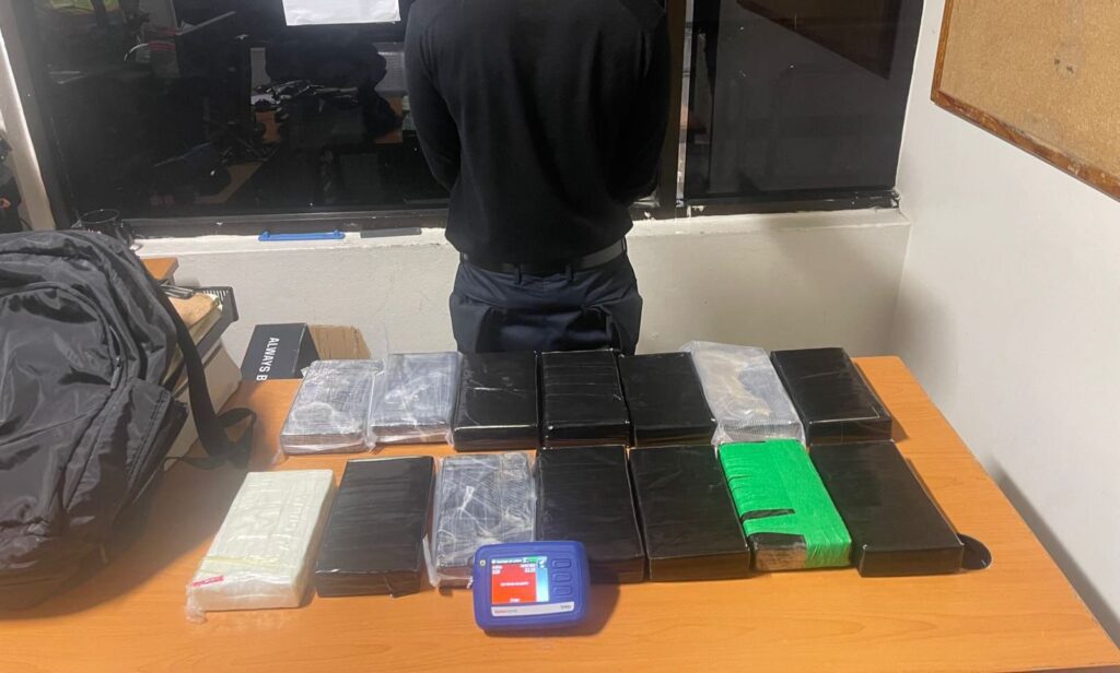 Nooo, pero así noo! Detienen en el AILA a un croata de 21 años con 14 paquetes de cocaína llevaría a Alemania