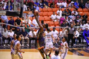 Pueblo Nuevo impone su jerarquía en un duelo épico y derrota al CDP 104-100 en la Arena del Cibao