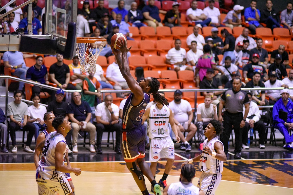 Pueblo Nuevo impone su jerarquía en un duelo épico y derrota al CDP 104-100 en la Arena del Cibao