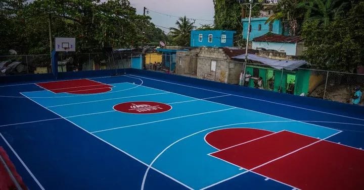 INEFI remozó la cancha de la Escuela El Túnel en Capotillo