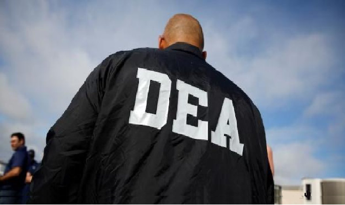 Arrestan supervisor de la DEA en RD y cierran oficina tras investigación federal por fraude de visas