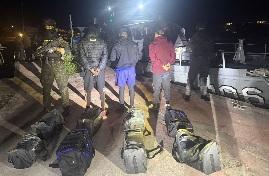 Atrapan a tres dominicanos en una lancha rápida con 136 paquetes de cocaína en las costas de La Altagracia
