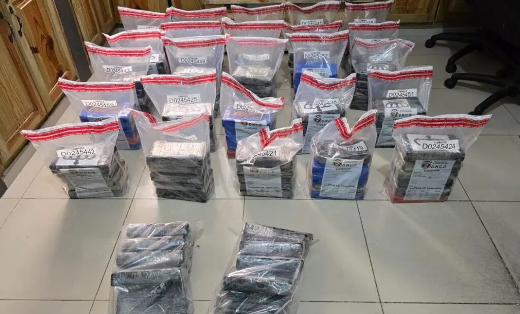 Atrapan a tres dominicanos en una lancha rápida con 136 paquetes de cocaína en las costas de La Altagracia