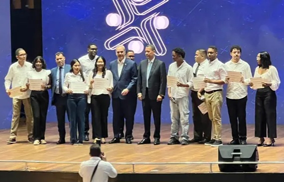 Cinco mil nuevos talentos digitales se gradúan en acto encabezado por el presidente Abinader