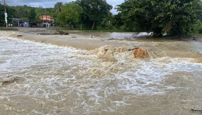 LLuvias desbordan el río Boba y anegan varias comunidades de Gaspar Hernández; advierten seguirá lloviendo