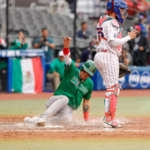 Los Tomateros vencen por partida doble a los Leones del Escogido y lo sacan de la Serie del Caribe