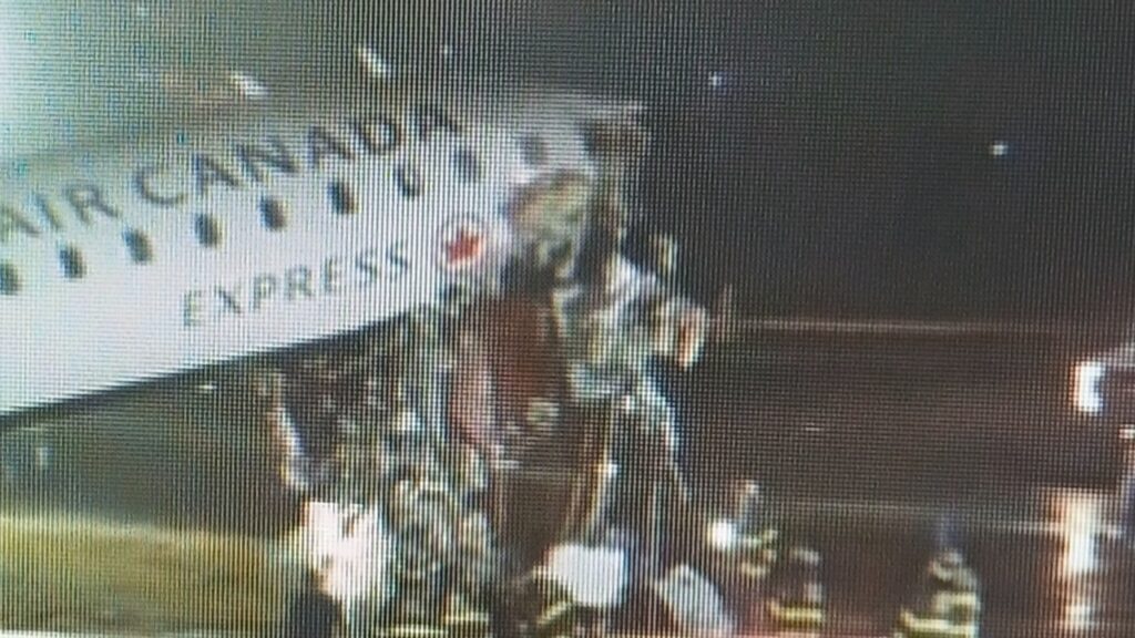 Mueren 2 pilotos de Air Canada al chocar avión con camión de bomberos en aeropuerto LaGuardia NY; 40 hospitalizados