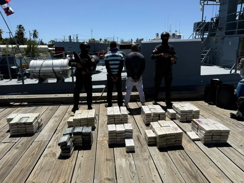Ocupan 261 paquetes de cocaína en lancha capturada en costas de Baní; hay dos arrestados