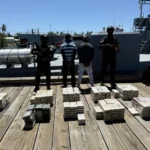 Ocupan 261 paquetes de cocaína en lancha capturada en costas de Baní; hay dos arrestados