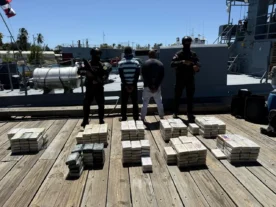 Ocupan 261 paquetes de cocaína en lancha capturada en costas de Baní; hay dos arrestados