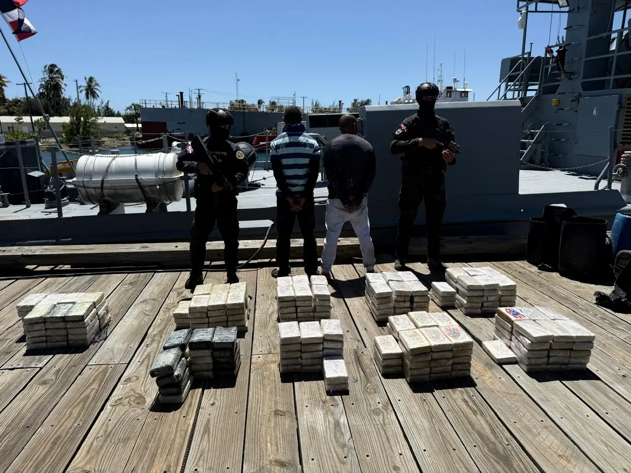 Ocupan 261 paquetes de cocaína en lancha capturada en costas de Baní; hay dos arrestados