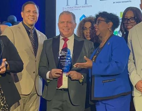 Asambleísta Álvarez reintroduce resolución para proclamar el “Día del Bodeguero” en NY