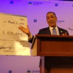 Congresista entrega US$820 mil a Universidad en El Bronx con 12,894 estudiantes; cientos son dominicanos